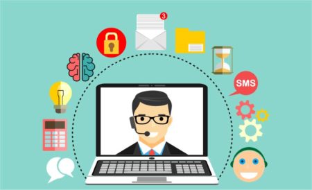 Illustration eines Laptops, auf dessen Bildschirm ein Kundendienstmitarbeiter mit Headset zu sehen ist. Um den Laptop herum sind verschiedene Symbole angeordnet, darunter ein Vorhängeschloss, ein Gehirn, ein Briefumschlag mit einer Benachrichtigung, ein Ordner, eine Sanduhr, eine SMS-Sprechblase, Zahnräder, ein Smiley, eine Glühbirne, ein Taschenrechner und Chatblasen. Die Darstellung symbolisiert digitalen Kundenservice, Kommunikation und Support-Funktionen.